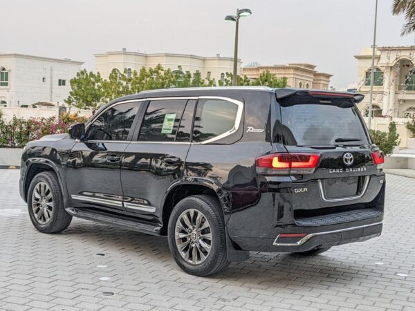 Land Cruiser GXR – Image 3